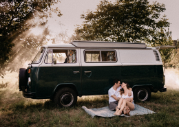 Paarfotos vor VW-Bulli