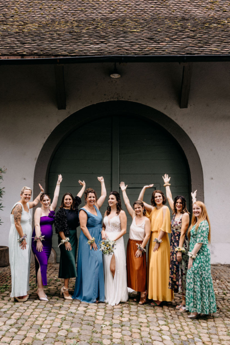 Lustige Gruppenfotos auf der Hochzeit im Schällenursli Basel – ausgelassene Stimmung mit Freunden und Familie.