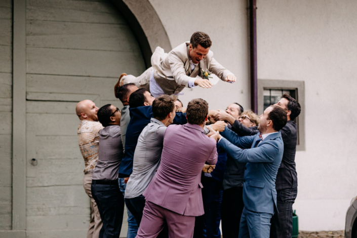 Lustige Gruppenfotos auf der Hochzeit im Schällenursli Basel – ausgelassene Stimmung mit Freunden und Familie.