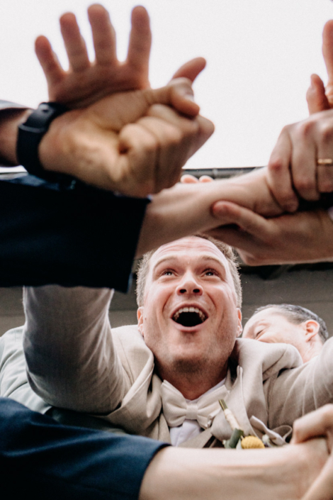 Lustige Gruppenfotos auf der Hochzeit im Schällenursli Basel – ausgelassene Stimmung mit Freunden und Familie.