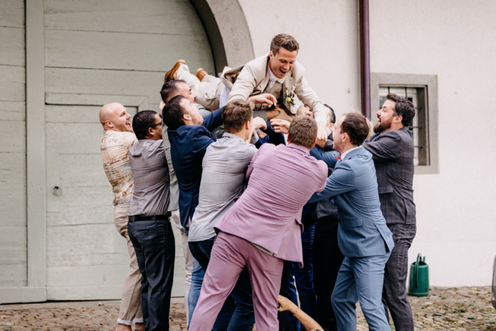 Lustige Gruppenfotos auf der Hochzeit im Schällenursli Basel – ausgelassene Stimmung mit Freunden und Familie.