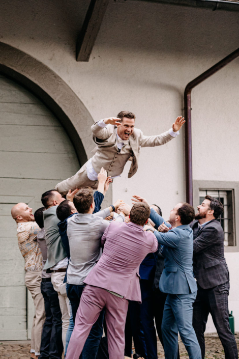 Lustige Gruppenfotos auf der Hochzeit im Schällenursli Basel – ausgelassene Stimmung mit Freunden und Familie.