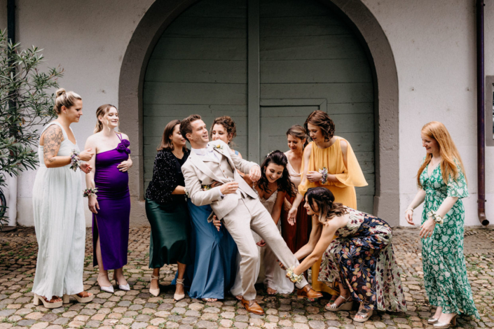 Lustige Gruppenfotos auf der Hochzeit im Schällenursli Basel – ausgelassene Stimmung mit Freunden und Familie.