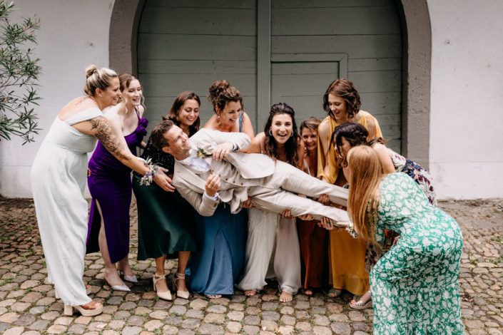 Lustige Gruppenfotos auf der Hochzeit im Schällenursli Basel – ausgelassene Stimmung mit Freunden und Familie.