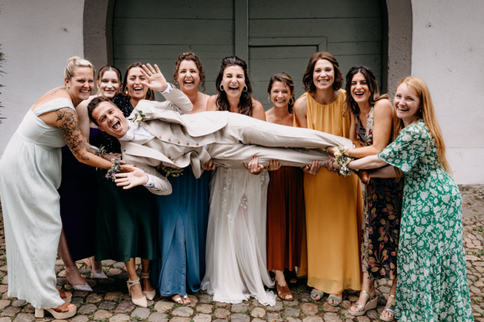 Lustige Gruppenfotos auf der Hochzeit im Schällenursli Basel – ausgelassene Stimmung mit Freunden und Familie.