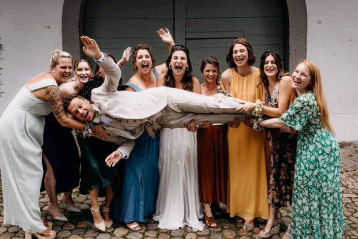 Lustige Gruppenfotos auf der Hochzeit im Schällenursli Basel – ausgelassene Stimmung mit Freunden und Familie.