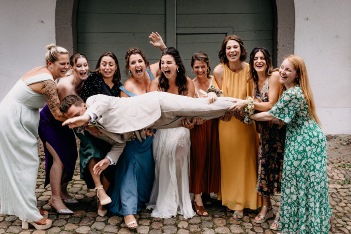 Lustige Gruppenfotos auf der Hochzeit im Schällenursli Basel – ausgelassene Stimmung mit Freunden und Familie.