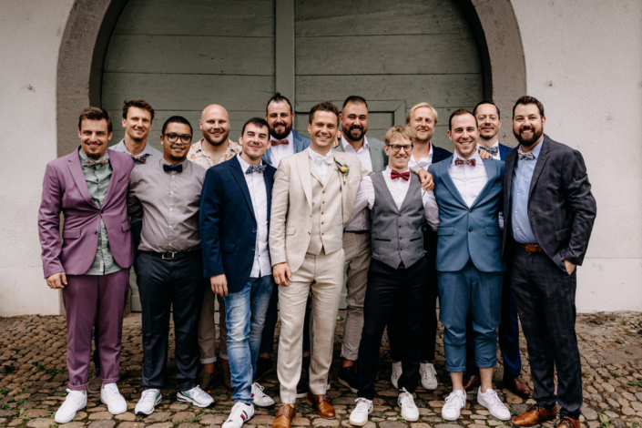 Lustige Gruppenfotos auf der Hochzeit im Schällenursli Basel – ausgelassene Stimmung mit Freunden und Familie.