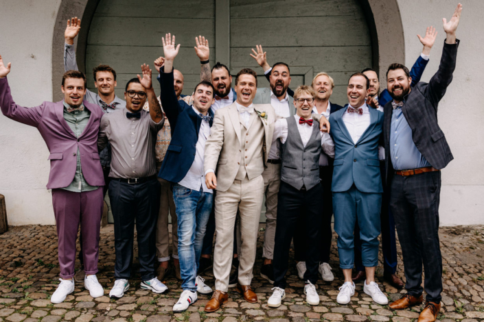 Lustige Gruppenfotos auf der Hochzeit im Schällenursli Basel – ausgelassene Stimmung mit Freunden und Familie.