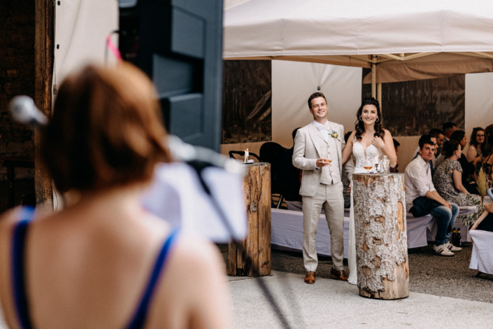 Die Schwester des Brautpaares singt während der Hochzeit im Schällenursli Basel – ein emotionaler Gänsehautmoment.