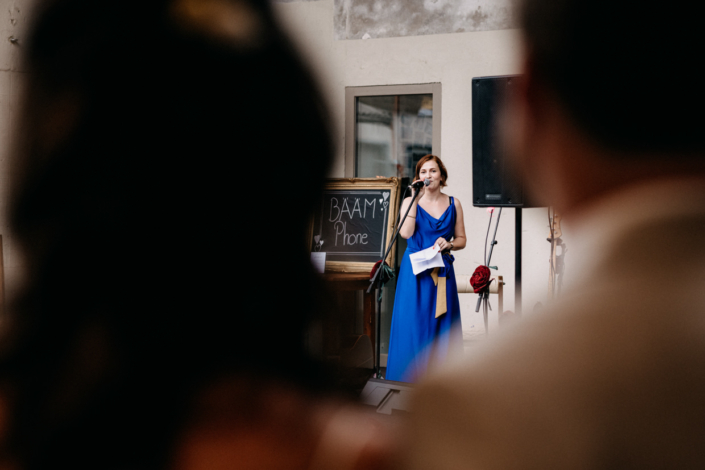 Die Schwester des Brautpaares singt während der Hochzeit im Schällenursli Basel – ein emotionaler Gänsehautmoment.